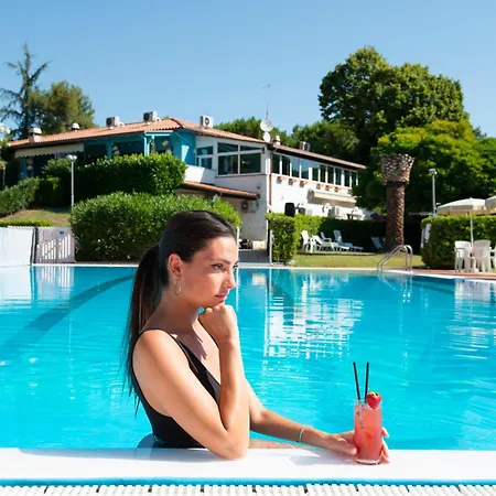 Apartamento Bilocale Con Piscina E Incluse Taunus Vacanze Cod 354